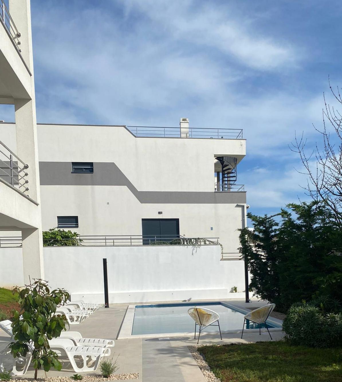 Carlotta Apartment *